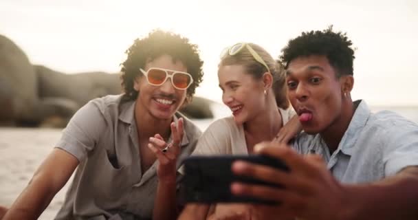 Gelukkig Vrienden Selfie Van Mensen Het Strand Voor Zomervakantie Vakantie — Stockvideo