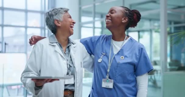 Lekarz Pielęgniarka Szpital Uśmiechem Uściskiem Nauką Dla Przyszłości Wzrostu Kobiety — Wideo stockowe