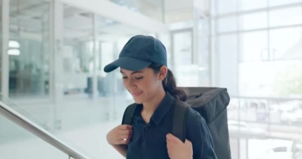 バックパック 職場の女性への宅配 笑顔とレセプションに挨拶 商品の輸送におけるキャリアサービスのための秘書を与える小包を持つ幸せで従業員と女性 — ストック動画