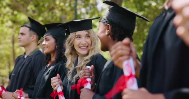Університет Щасливі Студенти Сертифікат Церемонії Випуску Кампус Парку Друзі Досягнення — стокове відео