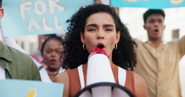Kobieta Zamieszki Megafon Domagać Się Protestu Rzecz Praw Obywatelskich Lub — Wideo stockowe