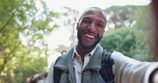 Spor Doğa Yürüyüşü Siyah Adamın Özçekimi Macera Yolculuk Açık Havada — Stok video