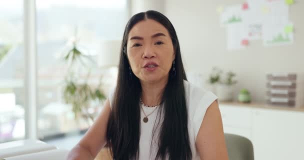 Toplantı Sanal Kadınının Yüzü Tartışmalı Iletişim Kurmalı Konuşmalı Yerindeki Sanal — Stok video