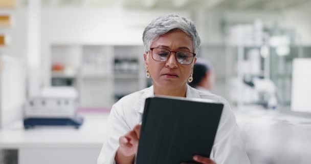 Laboratorium Tenkning Moden Kvinne Med Tablett Medisinsk Vitenskap Forskning Eller – stockvideo