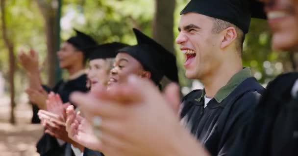 Πανεπιστήμιο Φοιτητές Και Χειροκροτήματα Στην Αποφοίτηση Κατά Την Τελετή Στο — Αρχείο Βίντεο