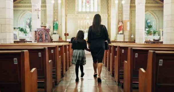 Família Igreja Católico Para Funeral Caminhando Ilha Domingo Serviço Condolências — Vídeo de Stock