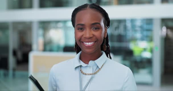 現代オフィスの幸せなビジネス女性 顔とタブレット キャリアへのコミットメントのための自信と技術 会社の接続性と野心のためのタッチスクリーンで黒人 肖像画 — ストック動画