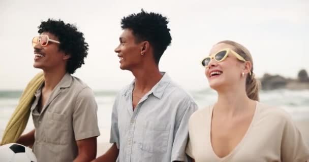 Vrienden Wandelen Gelukkig Zee Vakantie Sightseeing Een Band Maken Avontuur — Stockvideo