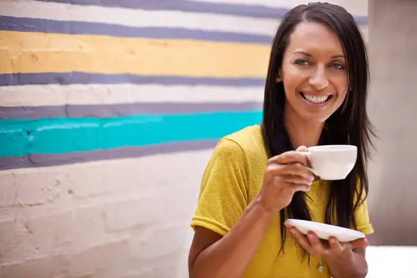 Kobieta Pije Kawę Uśmiecha Się Zewnątrz Relaksuje Się Śmieje Dla — Zdjęcie stockowe