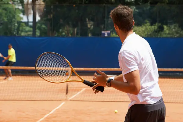 Άνθρωποι Παίζουν Και Ανταγωνίζονται Στο Γήπεδο Τένις Αθλητής Και Δράση — Φωτογραφία Αρχείου