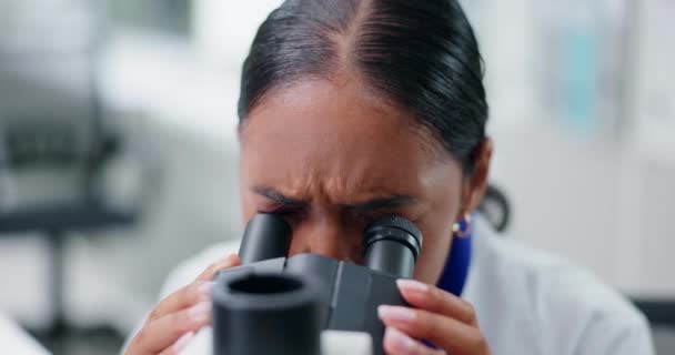 Frau Mikroskop Und Wissenschaftlerin Mit Analyse Von Daten Wissenschaftlichen Experimenten — Stockvideo