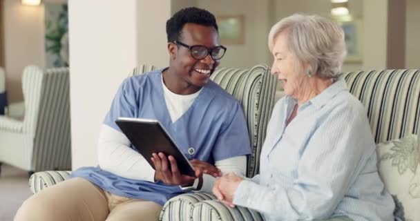 Verzorger Oudere Vrouw Tablet Verpleeghuis Consultatie Technologie Voor Online Gezondheidszorg — Stockvideo
