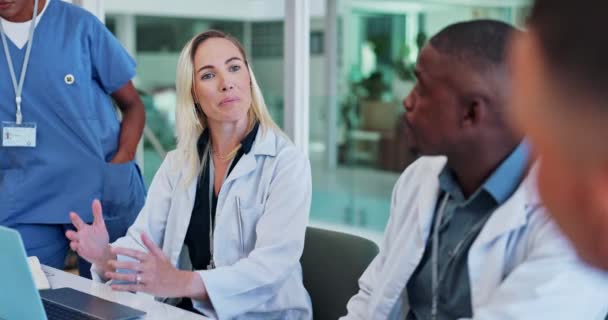 Medisch Team Discussie Voor Gezondheidszorg Vergaderzaal Met Technologie Luisteren Vergaderen — Stockvideo