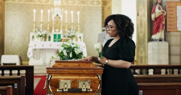 Pogrzeb Smutek Kobieta Kościele Trumna Depresja Ceremonii Lub Smutek Religii — Wideo stockowe