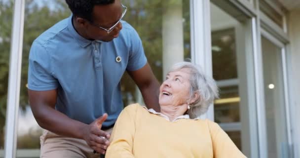 Residencia Conversación Hombre Negro Con Anciana Persona Con Discapacidad Rehabilitación — Vídeos de Stock