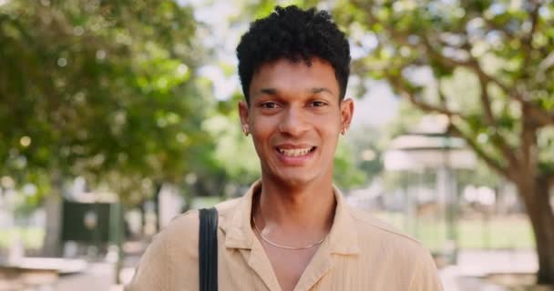 大学室外公园学习奖学金的男生的笑脸 天性和相貌 来自墨西哥的年轻男子在大学校园里的快乐 教育和形象塑造 — 图库视频影像