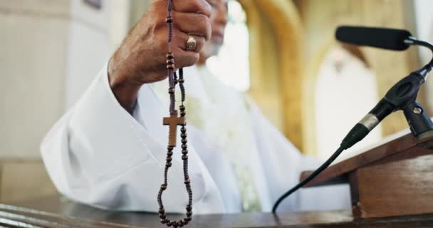 Uomo Sacerdote Sermone Con Perline Preghiera Religione Cristiana Culto Dio — Video Stock