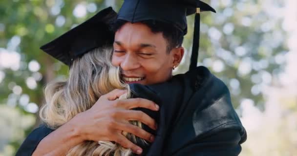 Feliz Formatura Estudantes Abraçar Faculdade Campus Universitário Para Celebrar Diploma — Vídeo de Stock