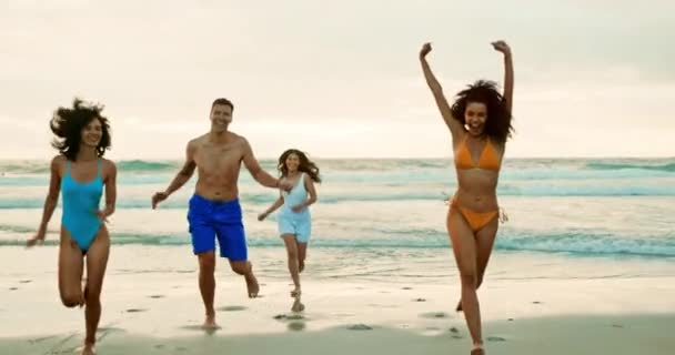 Возбужденный Друзья Бегать Песку Пляже Свободы Приключений Выходные Поездки Флориду — стоковое видео