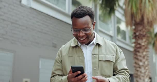 Teléfono Texto Hombre Con Éxito Ciudad Emocionado Por Las Noticias — Vídeos de Stock