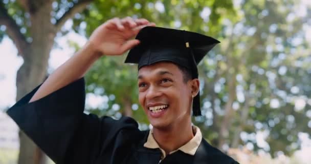 毕业帽或学生在大学或学院的校园庆祝学校文凭或目标 具有自然或公园教育程度的帽子 研究生奖学金或兴奋的成功男人 — 图库视频影像