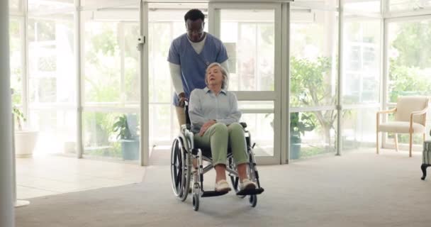 Push Pielęgniarka Lub Staruszka Wózku Inwalidzkim Szpitalu Opieki Zdrowotnej Pomoc — Wideo stockowe