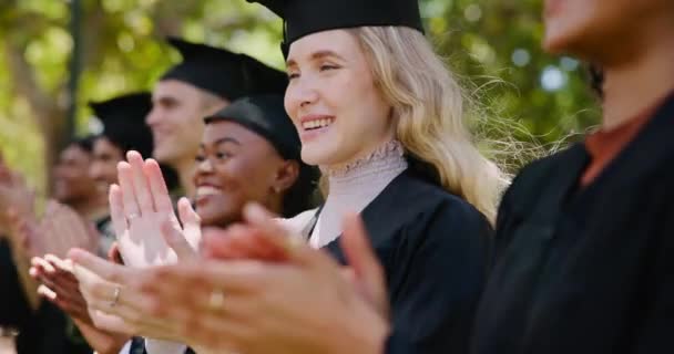 Кліппінг Випускник Або Студенти Кампусі Коледжі Або Університеті Щоб Відсвяткувати — стокове відео