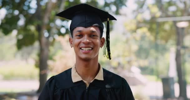 Twarz Student Człowiek Dyplomem Uniwersytet Sukces Osiągnięciami Celami Zawodowymi Portret — Wideo stockowe