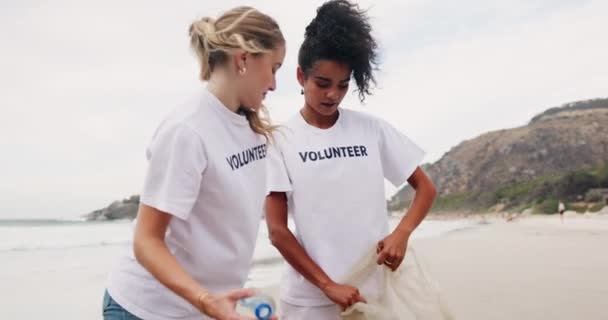プラスチックボトル バッグ コミュニティサービスをリサイクルするためのハッピーな女性 ボランティア ビーチ 地球や海を救うためにゴミや汚れやゴミを触ったり集めたりするボランティア労働者 — ストック動画