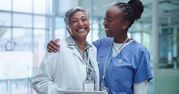 在医院的医疗团队中 快乐的女性 面部或医生 拥有医疗保健或远程保健的平板电脑 以触摸屏 协作或在线支持的方式在诊所展示专科 护士或专业肖像 — 图库视频影像