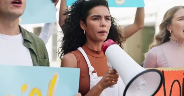 Strada Donna Protesta Con Megafono Gruppo Marcia Diritti Umani Pace — Video Stock