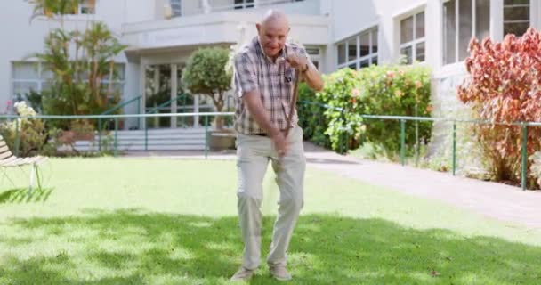 Starsi Mężczyzna Laska Spacerowa Lub Taniec Świeżym Powietrzu Dla Zabawy — Wideo stockowe