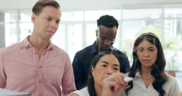 비즈니스 스크럼 사무실에서 브레인 스토밍 프로젝트 관리를위한 보드에 직장에서 다양성 — 비디오