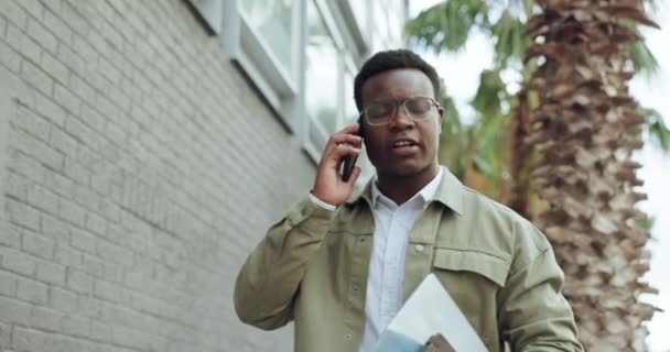 時間とビジネス黒人の男は スケジュールのための文書を電話で呼び出します 人チェック コミュニケーション ネットワーキング トークのためのスマートフォンのウォークウォッチ — ストック動画