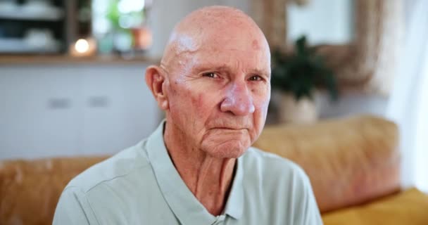 Érett Idős Férfi Arc Míg Szomorú Beltéri Depressziós Házban Társalgóban — Stock videók
