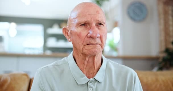 Volwassen Oudere Man Denken Terwijl Verdrietig Binnen Depressief Huis Lounge — Stockvideo