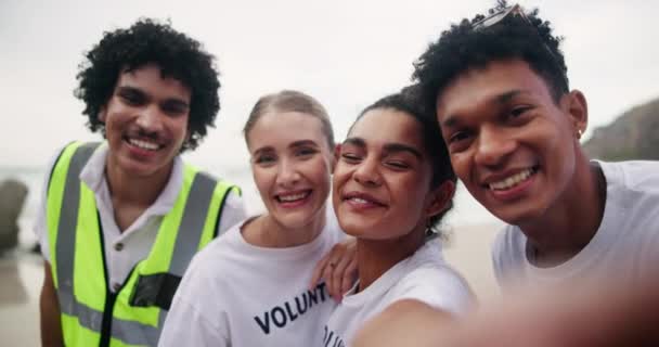 Pessoas Felizes Voluntários Praia Com Selfie Para Ambiente Ecológico Reciclagem — Vídeo de Stock