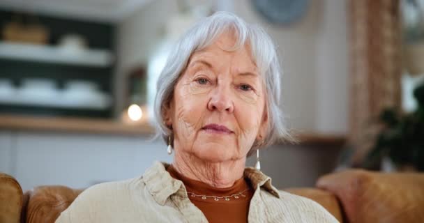 シニアの女性 老後のためのリラックスと介護のための家 高齢者 ソファー リハビリテーションのためのリハビリテーション — ストック動画