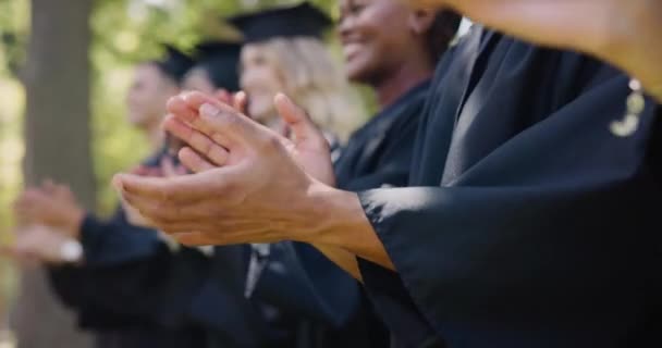Universiteit Applaus Handen Van Studenten Bij Diploma Uitreiking Bij Ceremonie — Stockvideo