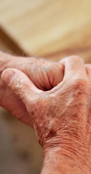 クローズアップ 高齢者は コミュニティで快適さ サポート 愛情を持っています シニア市民 または親切 思いやりとしての精神的 信頼または安全のために触れる — ストック動画