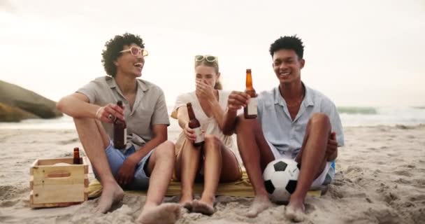 在海滩上 在暑假 周末旅行和大自然的户外派对上嬉笑 喝啤酒和交友 在海上度假 晒太阳和在沙滩上出游的酒 滑稽的人群和各种各样的人 — 图库视频影像