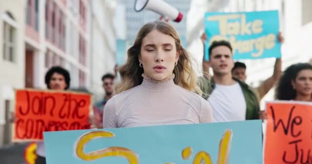 Livre Mulher Grupo Com Protesto Sério Voz Com Justiça Social — Vídeo de Stock