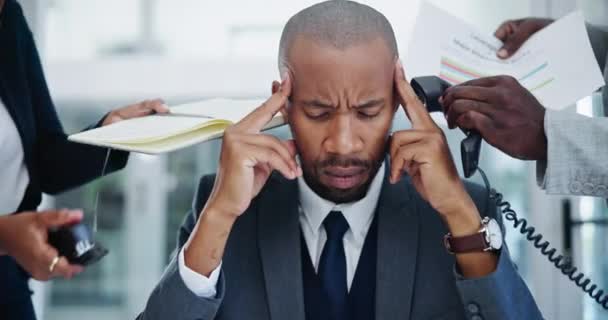 ビジネスマン ストレスと電話や書類でオフィスのマルチタスクのための手 圧倒的または頭痛 疲労片頭痛 欲求不満 ワークフローによる男性 時間管理 — ストック動画