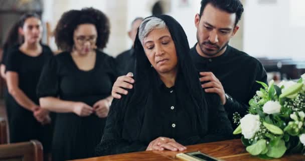 Κηδεία Φέρετρο Και Θλιμμένη Γυναίκα Στην Εκκλησία Πένθος Παρηγοριά Για — Αρχείο Βίντεο