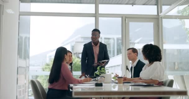 Παρουσίαση Συνάντηση Και Μαύρος Επιχειρηματίες Στο Γραφείο Για Σχεδιασμό Μελέτη — Αρχείο Βίντεο