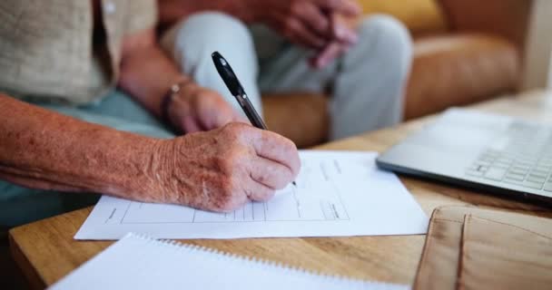 高齢者 融資申請 住宅ローン 医療債務のためにソファーに書いた 生命保険 個人情報に関するシニア人 退職者 — ストック動画