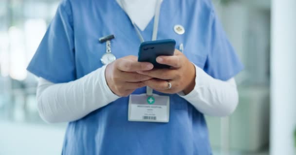 Медичний Лікар Руки Або Друк Мобільному Телефоні Клініці Дослідження Або — стокове відео
