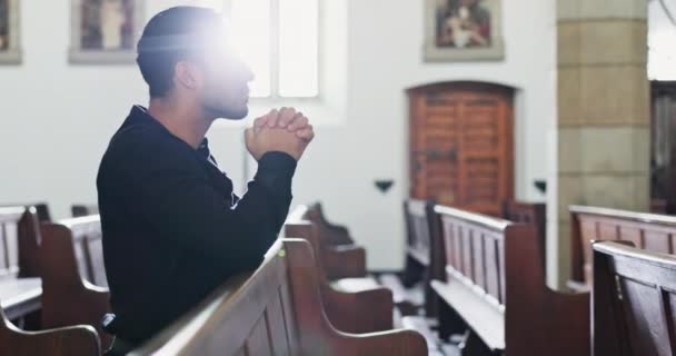 墨西哥男人 丧葬和在教堂悲伤祈祷 孤独和宗教悲痛与安慰 感激和尊重 悼念仪式或告别前的死亡 精神和感恩 — 图库视频影像