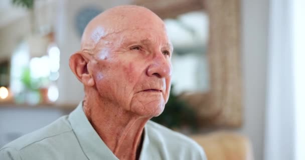 Érzelmes Idős Férfi Gyászoló Míg Szomorú Gondolkodó Depressziós Házban Társalgóban — Stock videók