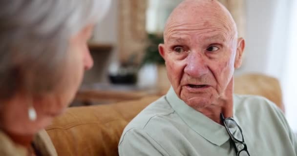 Idős Pár Beszélgetés Tea Otthon Együtt Nyugdíjas Nyaralás Vagy Pihenjen — Stock videók